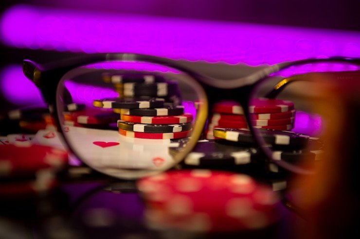 Meja Caribbean Stud Poker dengan dealer profesional di studio mpo 1121